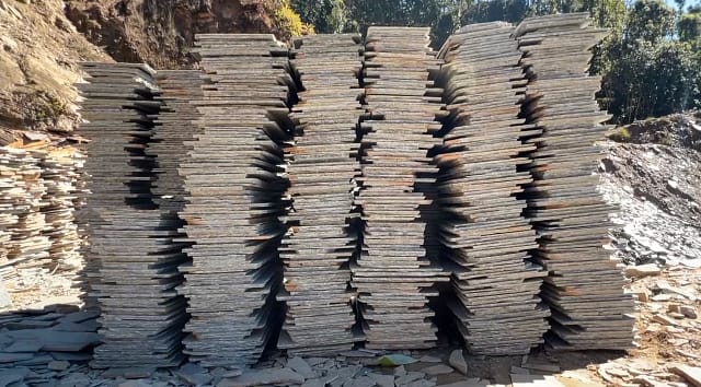 चार पुस्तादेखि चलिरहेका ढुंगा खानी